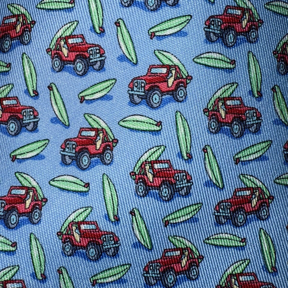 Vineyard Vines 100% silk tie‎ Red jeep carrying surfboard on blue background